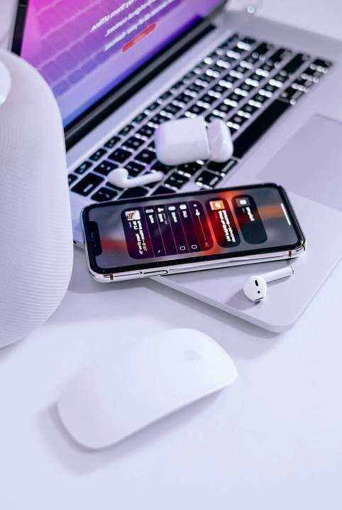 Mobile device with offline music